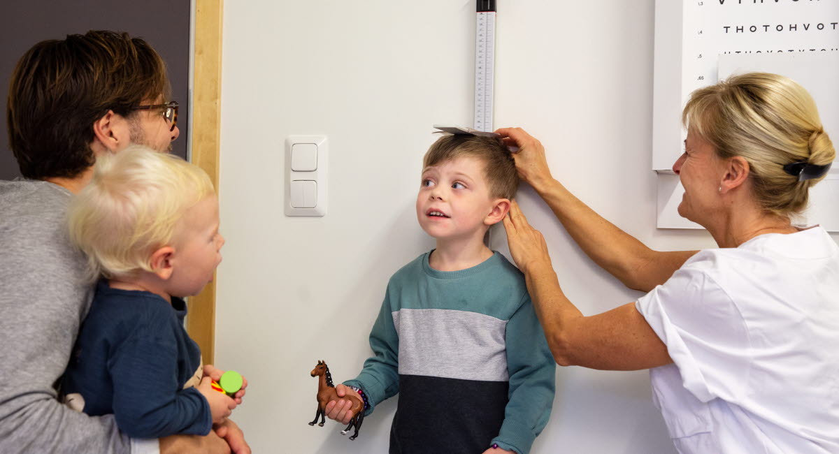 Barn mäts i längd på besök hos barnhälsovården. 