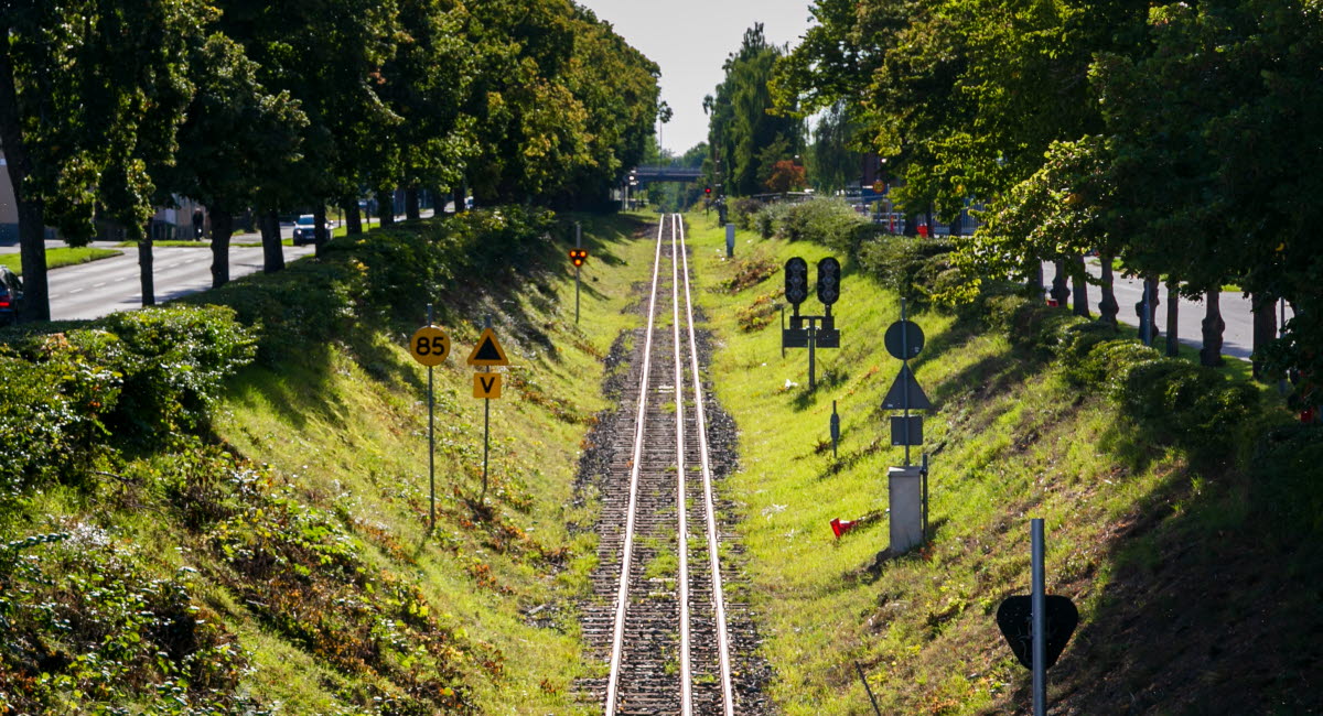 Järnväg som går genom ett grönområde i Västervik.