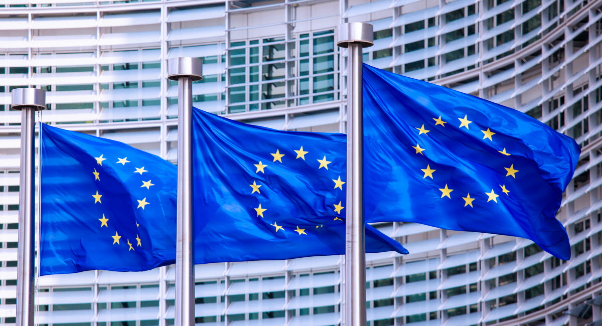 EU-flaggor i Bryssel framför EU-parlamentet.