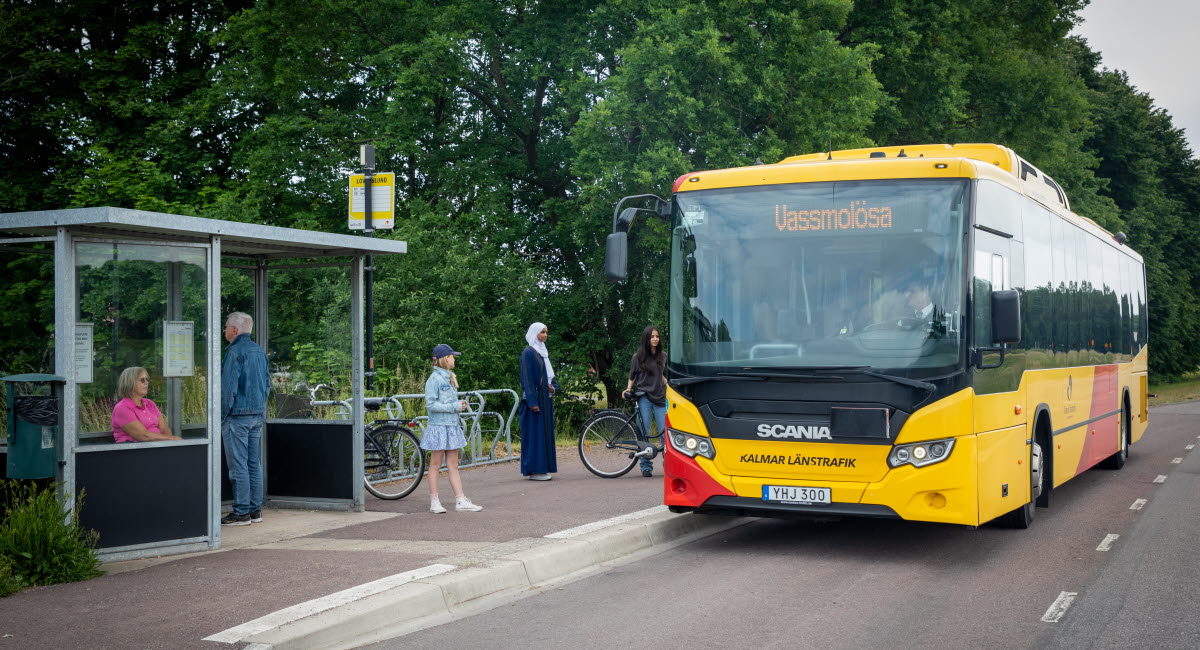 Järnväg som går genom ett grönområde i Västervik.